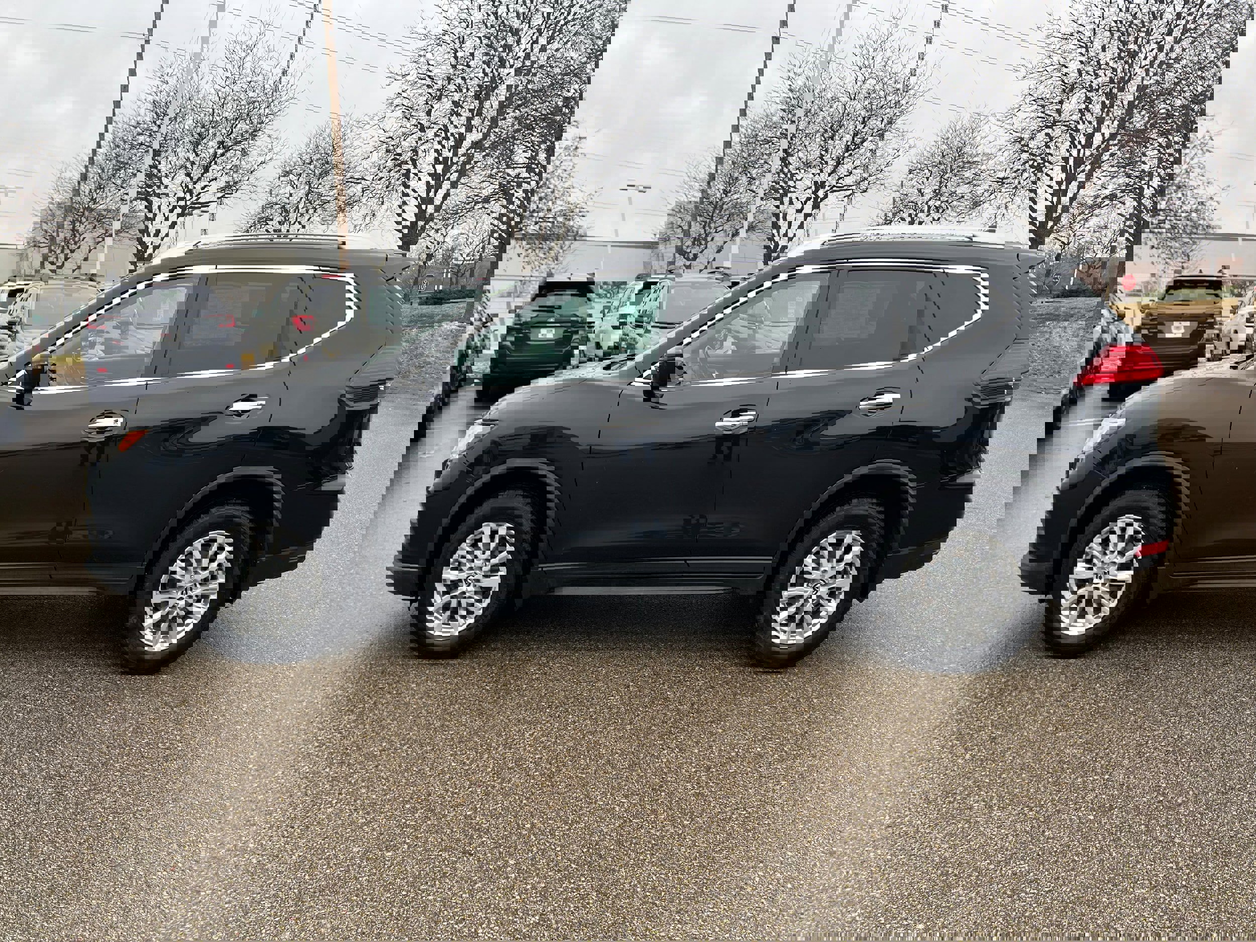 Used 2017 Nissan Rogue SV w/ SV Premium Package image 4