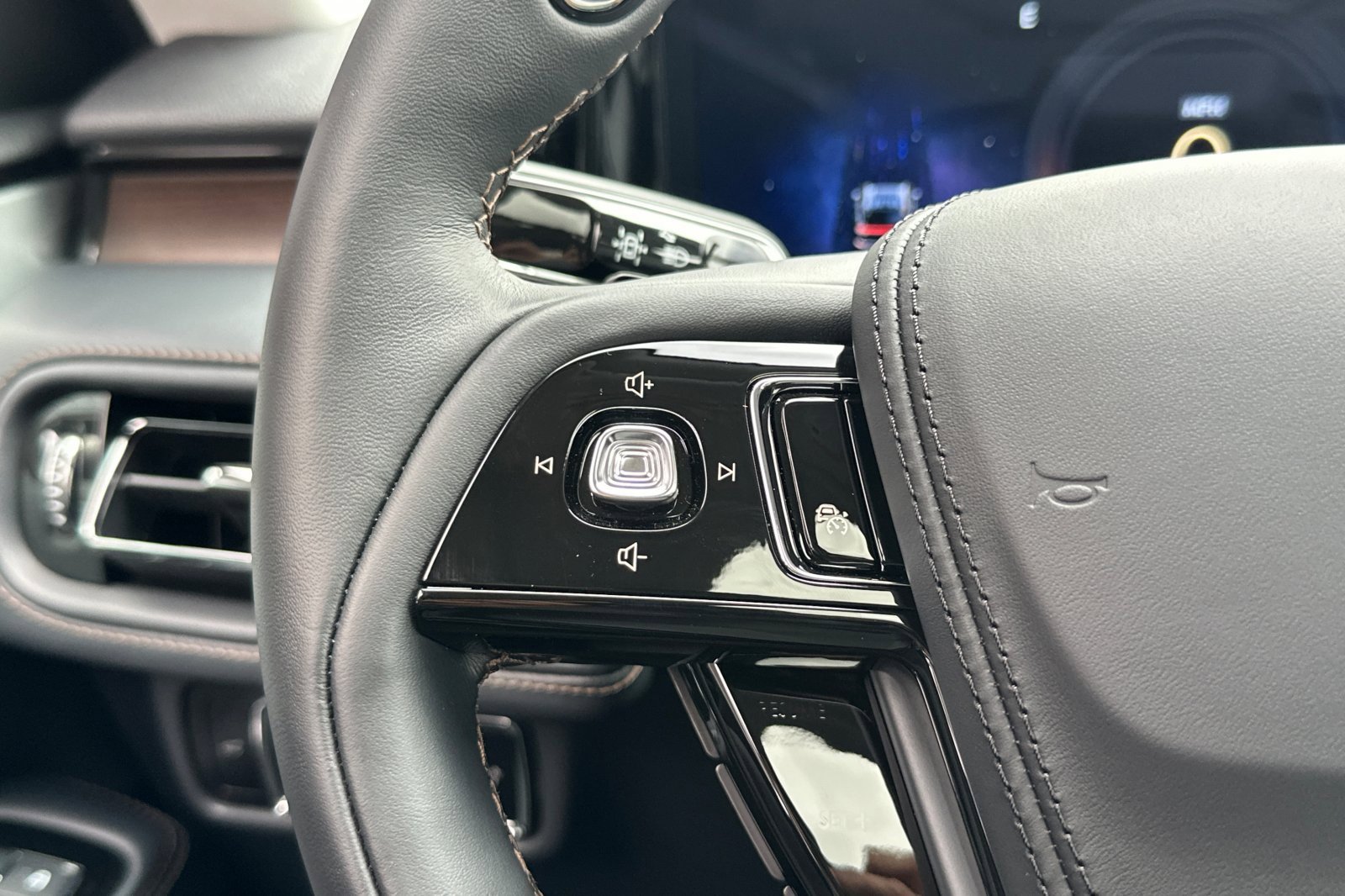 New 2025 Lincoln Aviator Reserve w/ Luxury Package image 24
