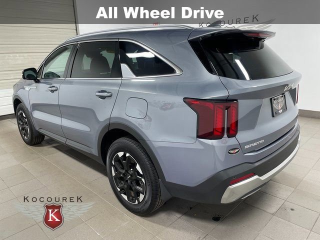 Used 2025 Kia Sorento S image 4