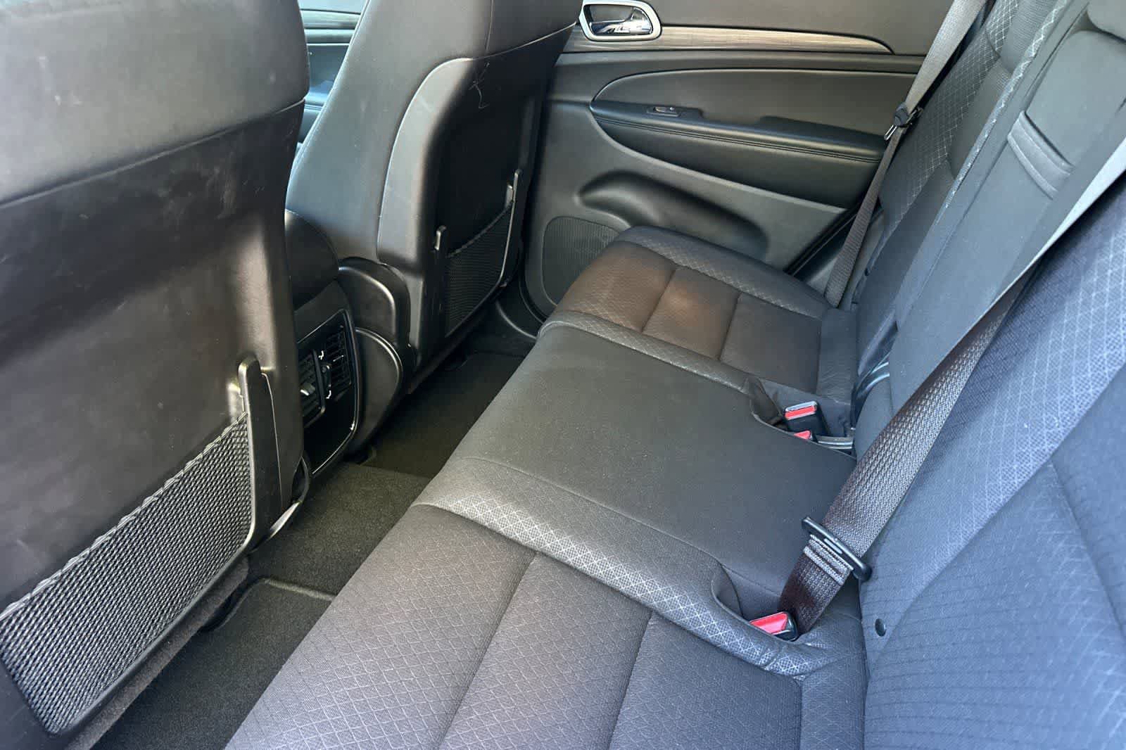 Used 2021 Jeep Grand Cherokee Laredo image 4
