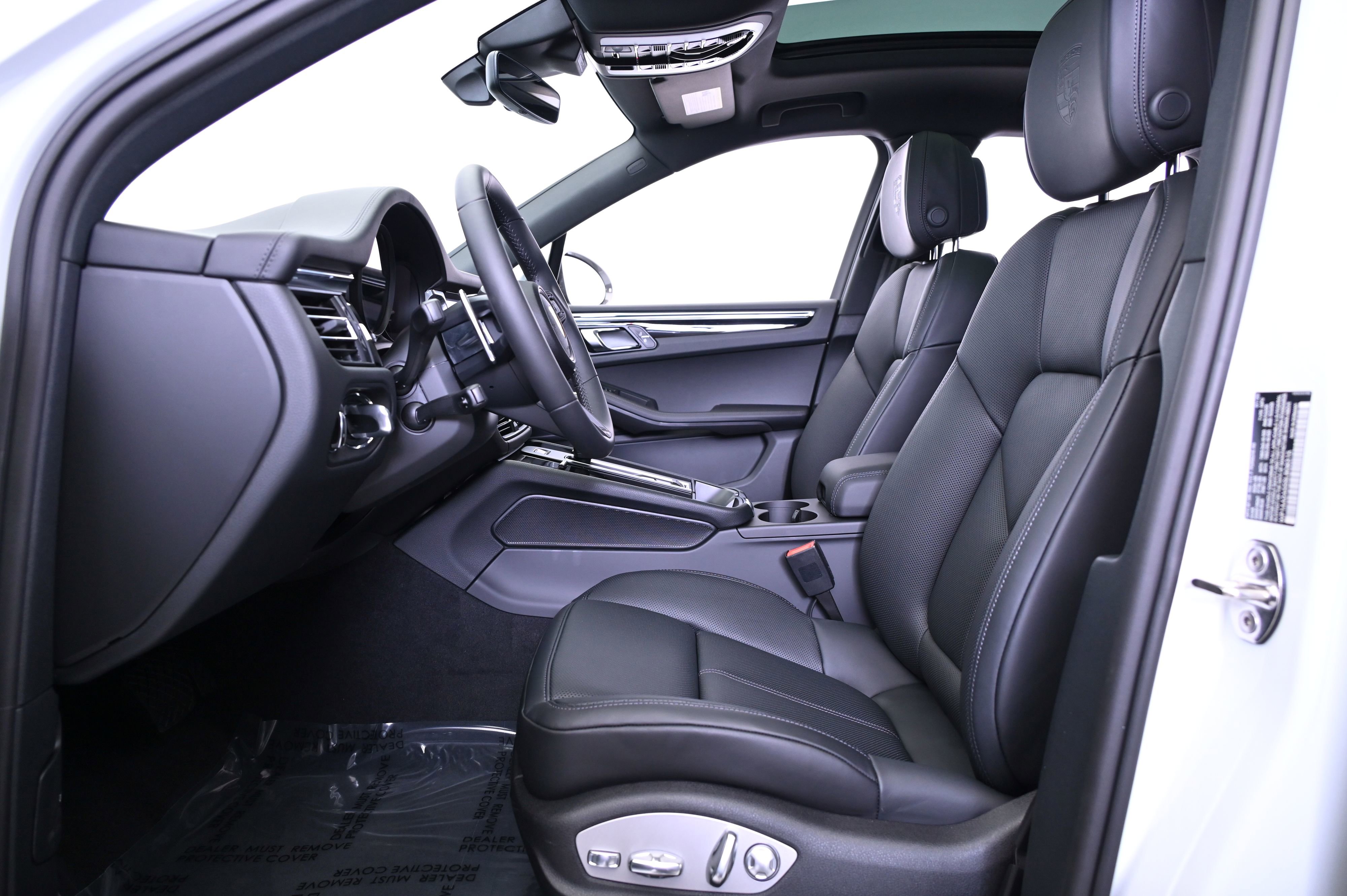 Certified 2025 Porsche Macan image 37