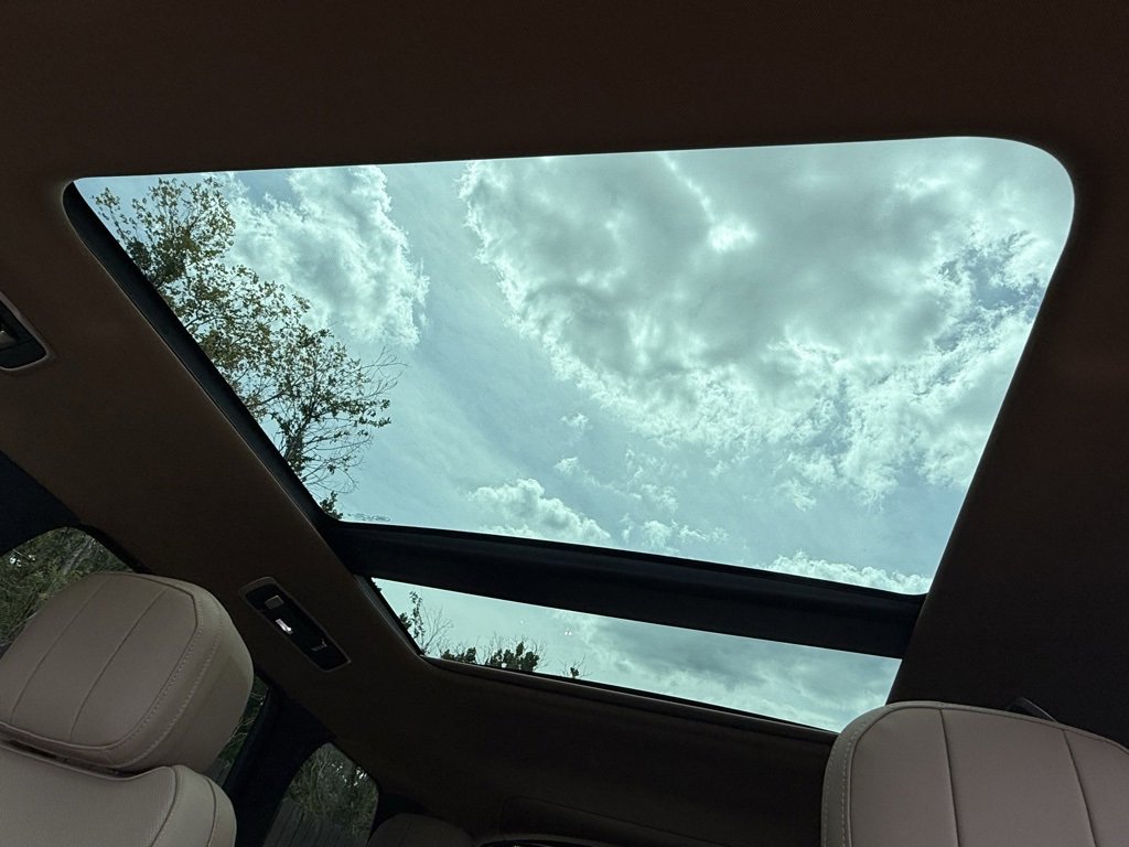 New 2025 Land Rover Range Rover SE image 28