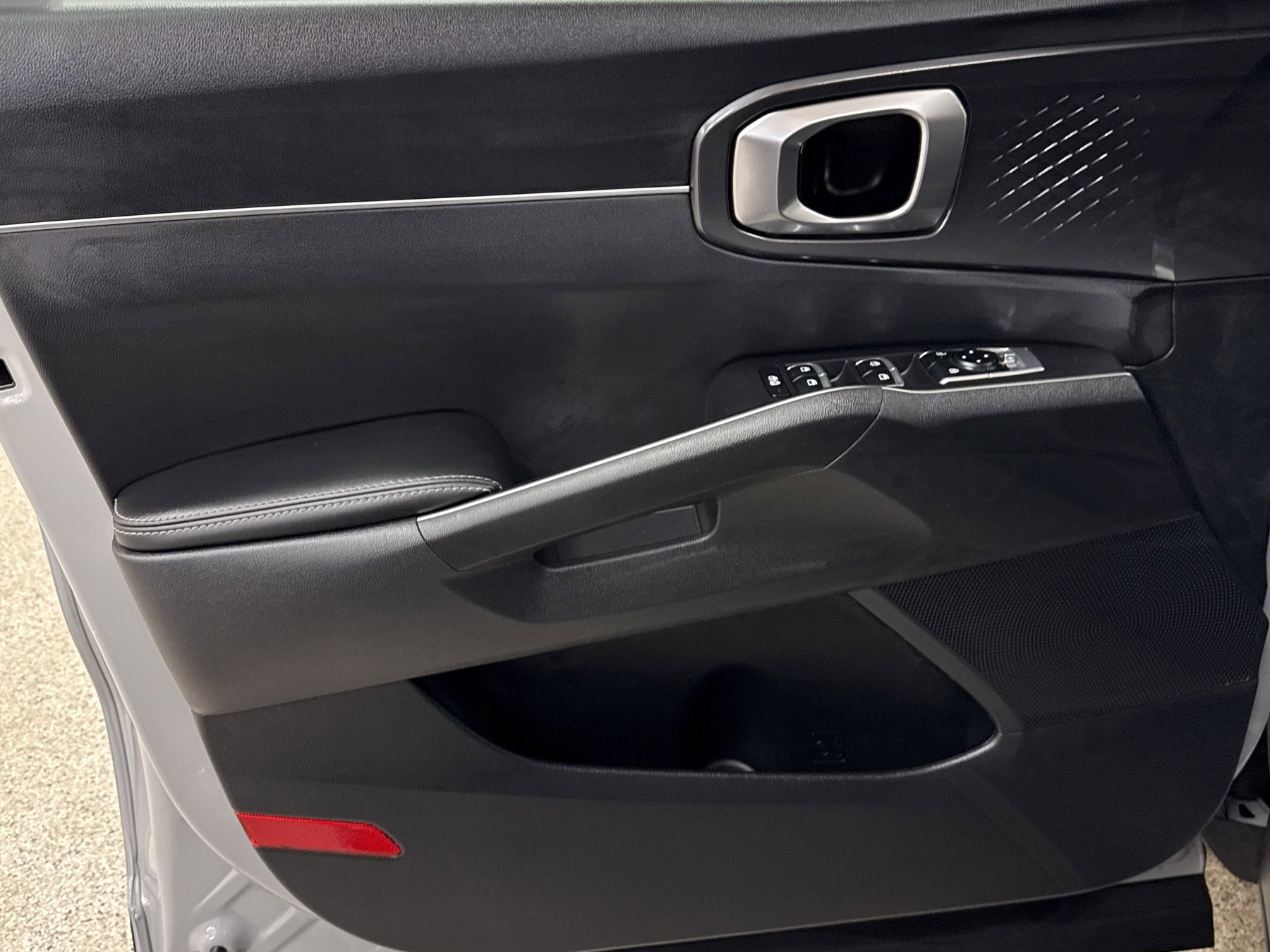 Used 2025 Kia Sorento S w/ Panoramic Sunroof Package image 3