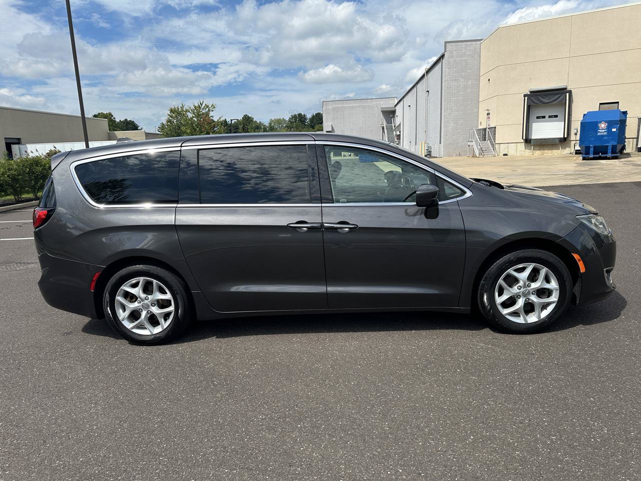 Used 2018 Chrysler Pacifica Touring Plus w/ Tire & Wheel Group FWD image 4