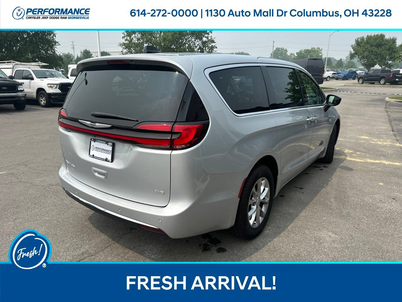 Used 2024 Chrysler Pacifica Touring-L AWD/4WD image 4