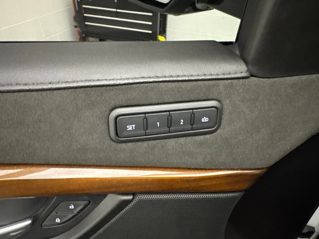 Used 2020 Cadillac Escalade ESV 4WD image 23