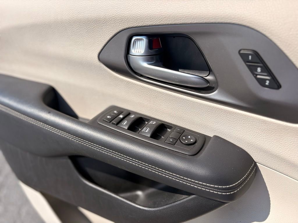 Used 2023 Chrysler Pacifica Touring-L FWD image 17
