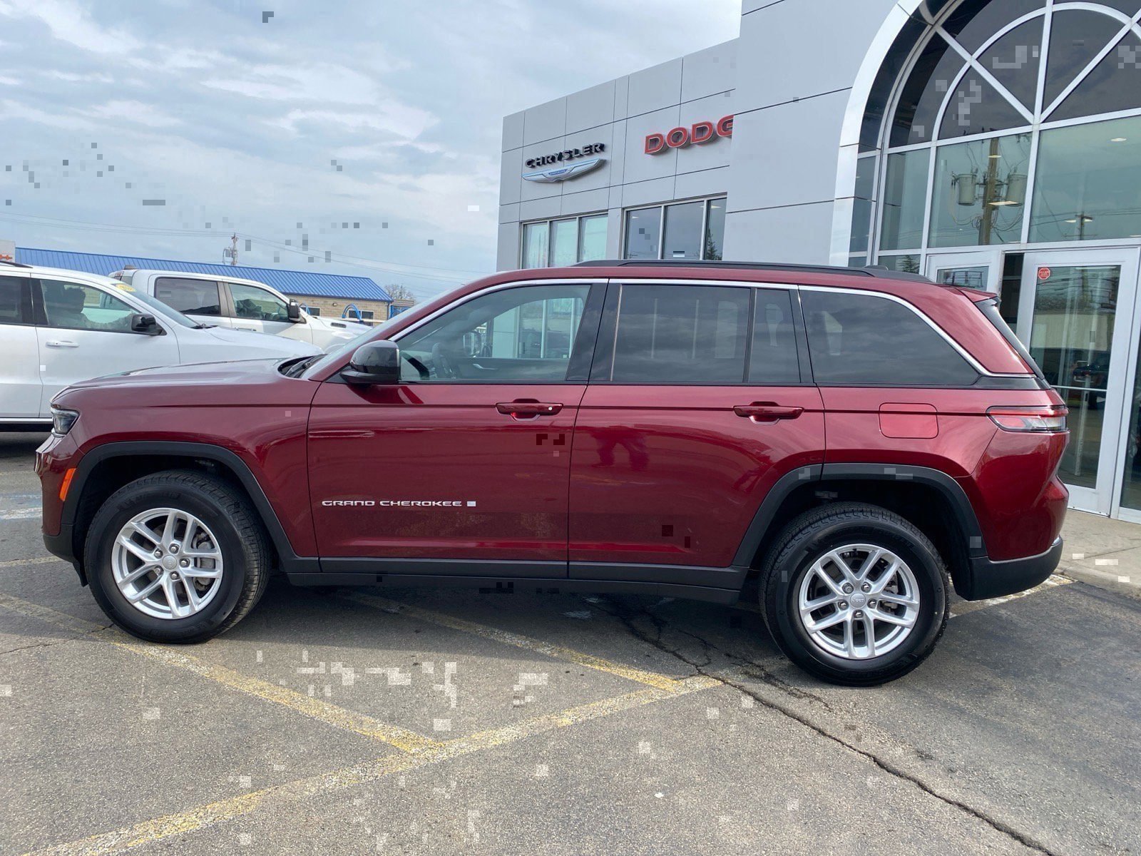 Used 2025 Jeep Grand Cherokee Laredo X w/ Luxury Tech Group I AWD/4WD image 2