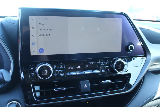 Used 2023 Toyota Highlander Limited FWD image 26