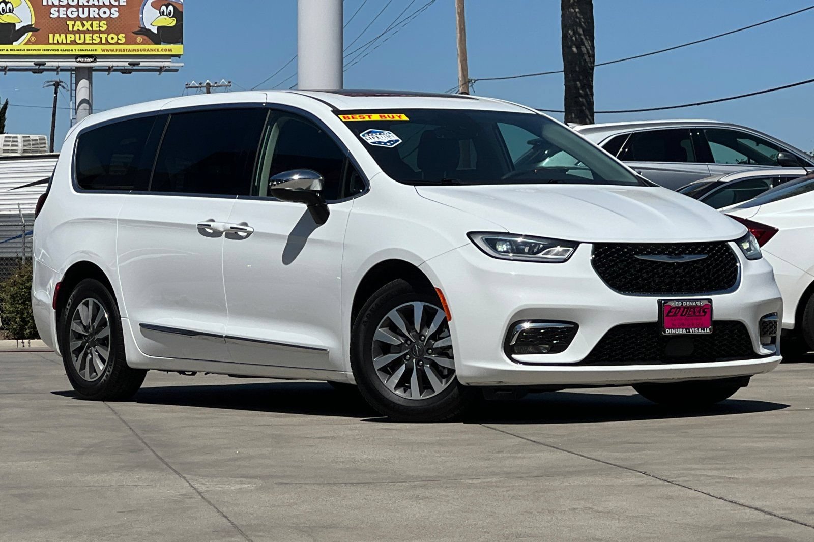 Used 2023 Chrysler Pacifica Limited FWD image 2