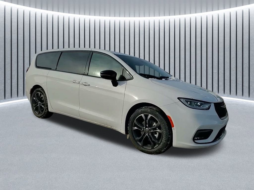 New 2026 Chrysler Pacifica Select FWD image 2