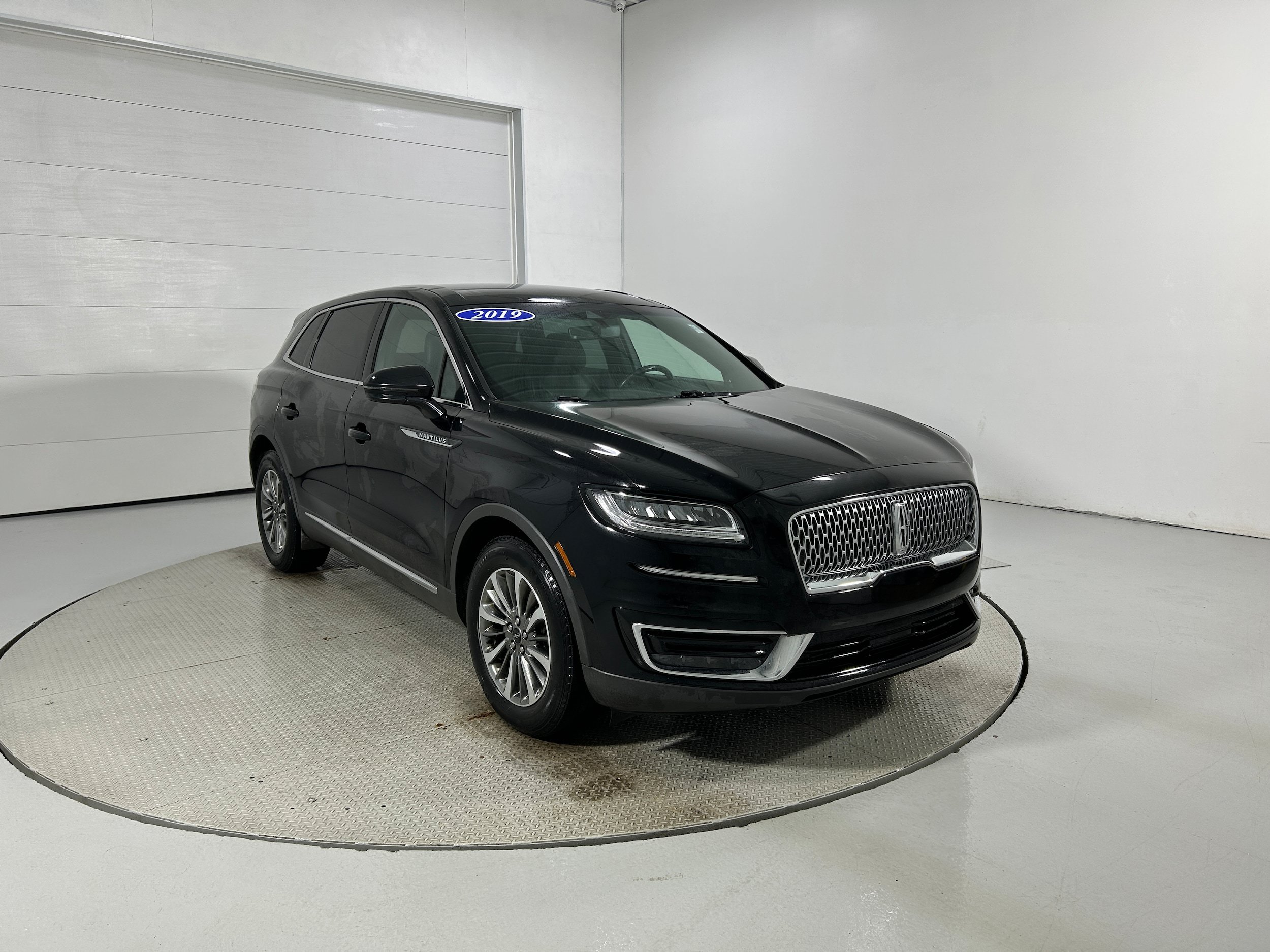 Used 2019 Lincoln Nautilus Select AWD/4WD image 2