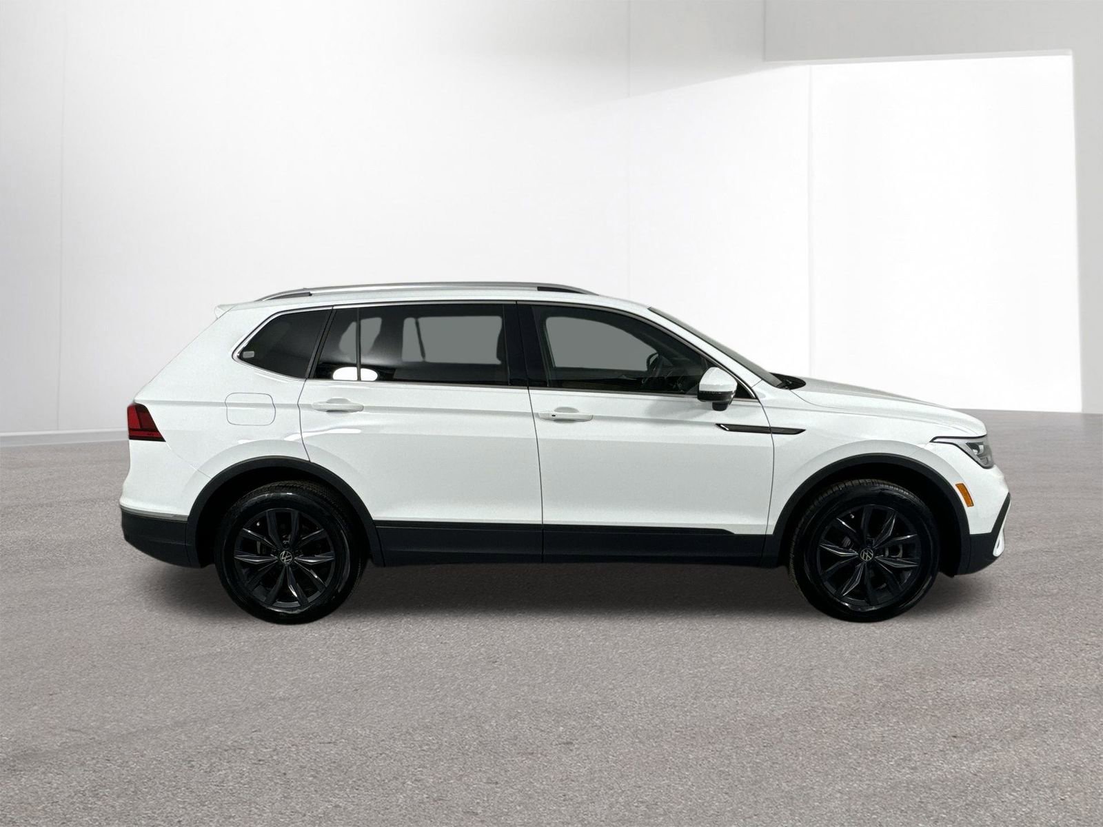 Used 2024 Volkswagen Tiguan SE AWD/4WD image 37