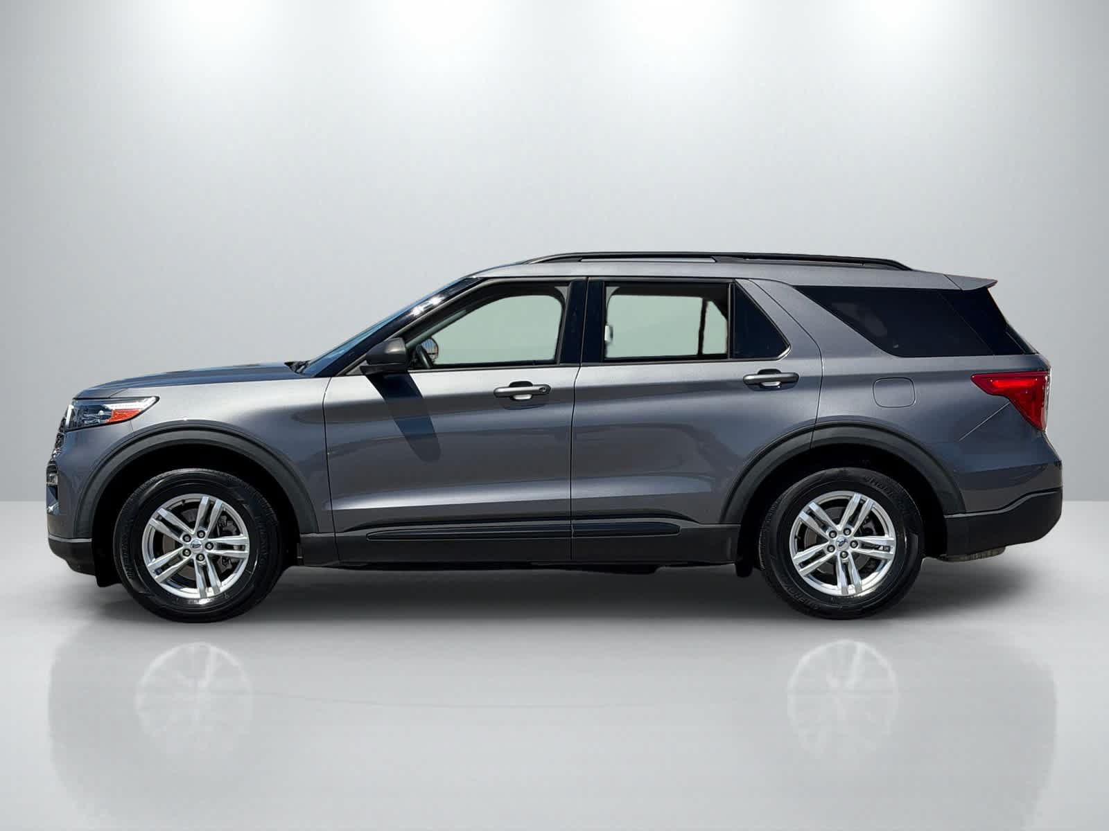 Used 2022 Ford Explorer XLT w/ Equipment Group 202A RWD image 2