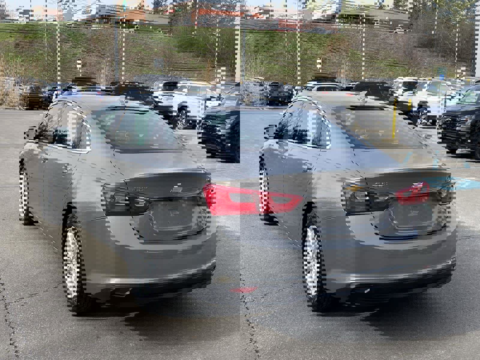 Used 2017 Chevrolet Malibu LT image 3