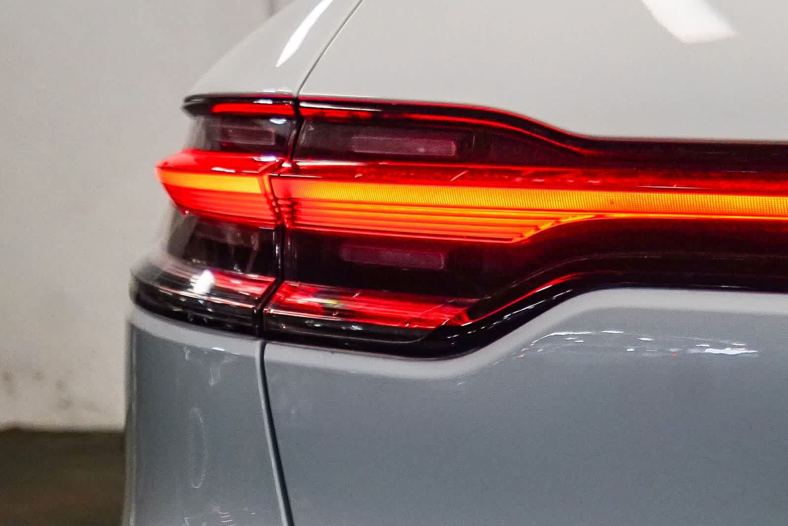 Certified 2025 Porsche Macan AWD/4WD image 11