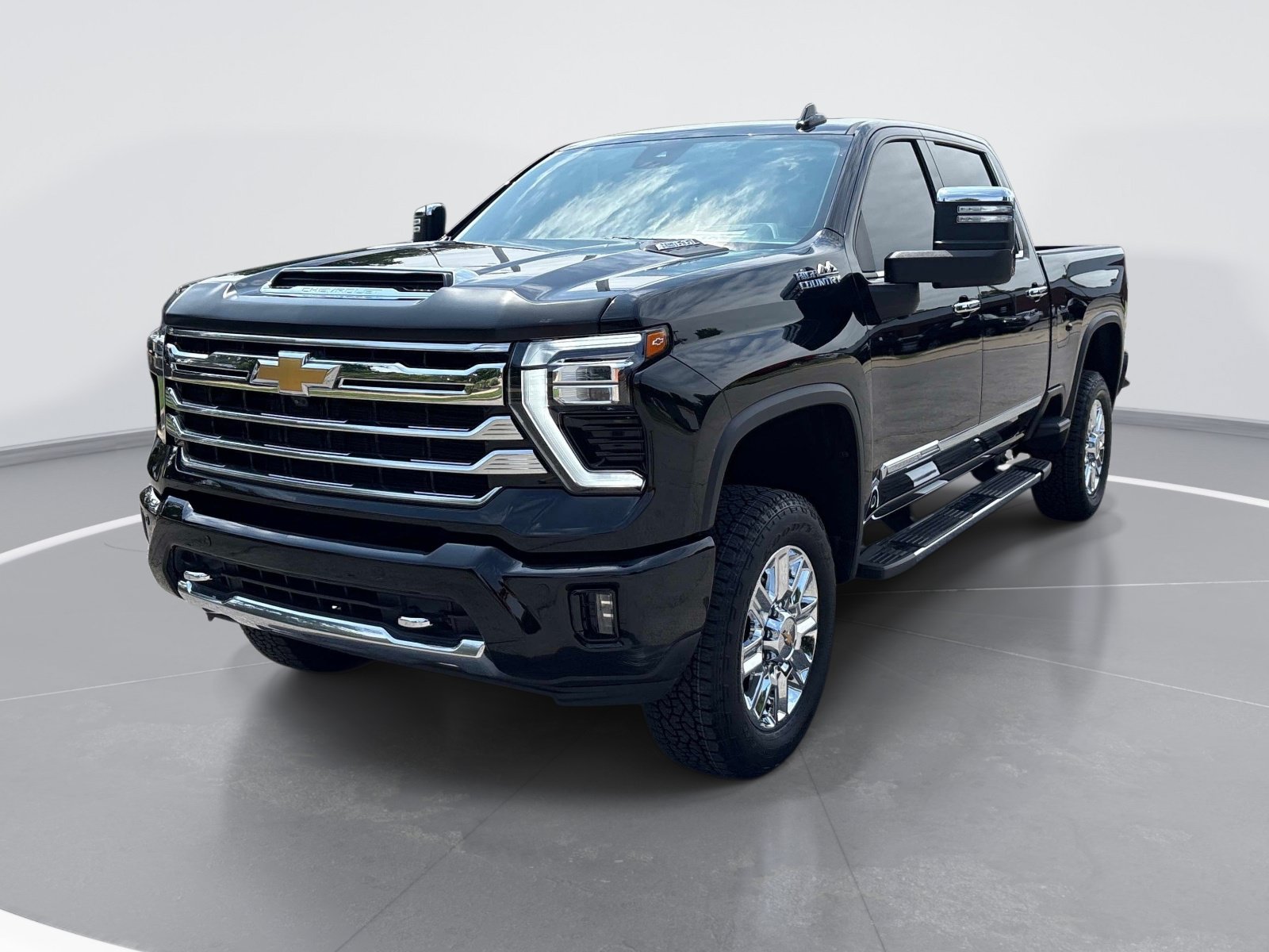 Used 2024 Chevrolet Silverado 2500 High Country w/ High Country Premium Package AWD/4WD image 3