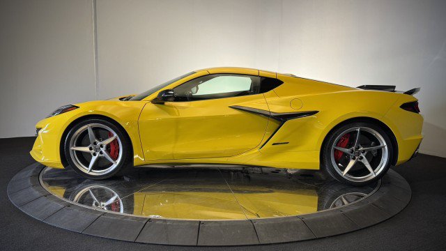 Used 2025 Chevrolet Corvette E-Ray w/ Stealth Interior Trim Package AWD/4WD image 23