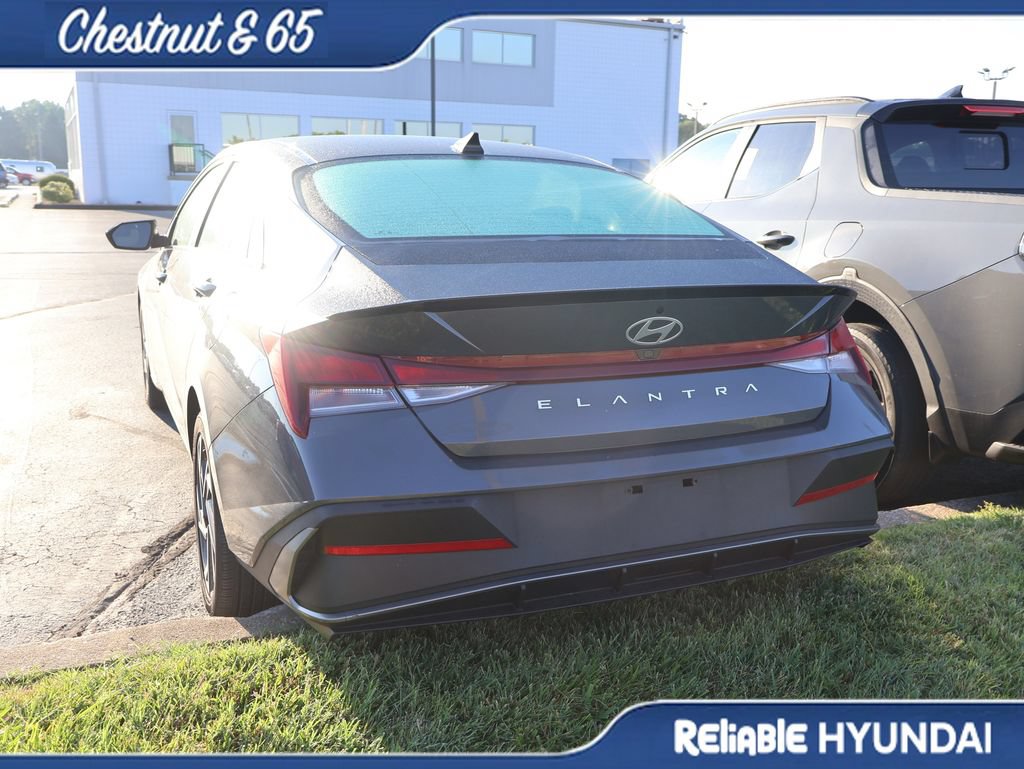 Used 2025 Hyundai Elantra Sport FWD image 16