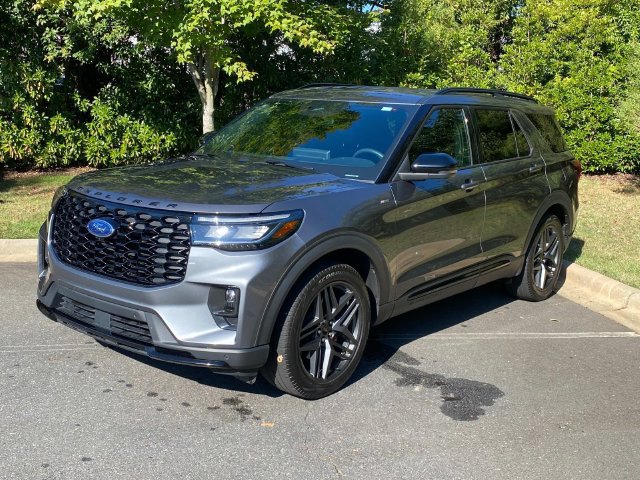 Used 2025 Ford Explorer ST-Line w/ Premium Package RWD image 3