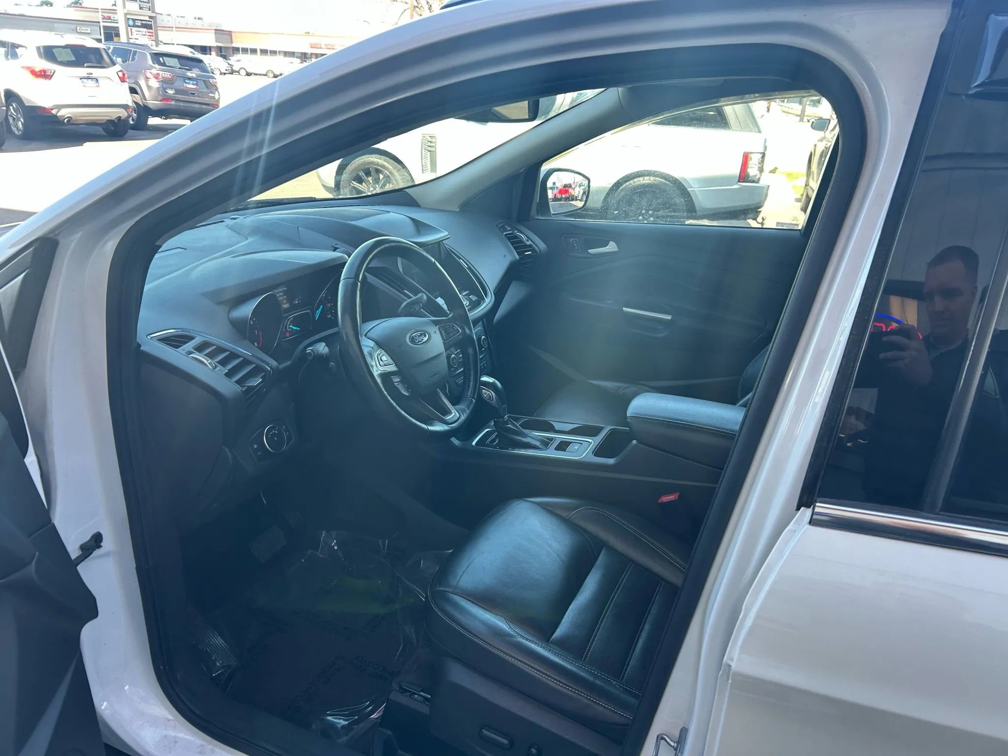 Used 2019 Ford Escape Titanium image 3