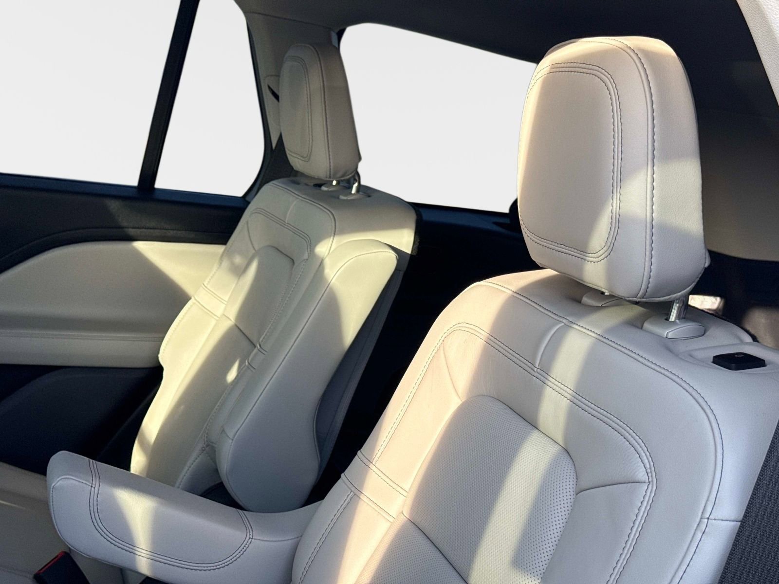 Used 2025 Lincoln Aviator Reserve w/ Luxury Package RWD image 16