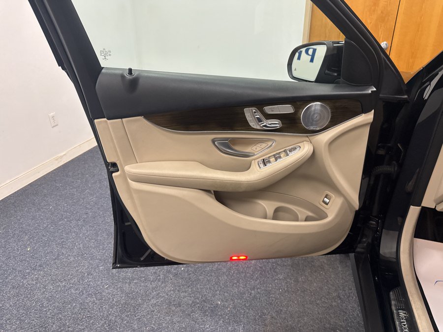 Used 2018 Mercedes-Benz GLC 300 4MATIC w/ Multimedia Package image 5