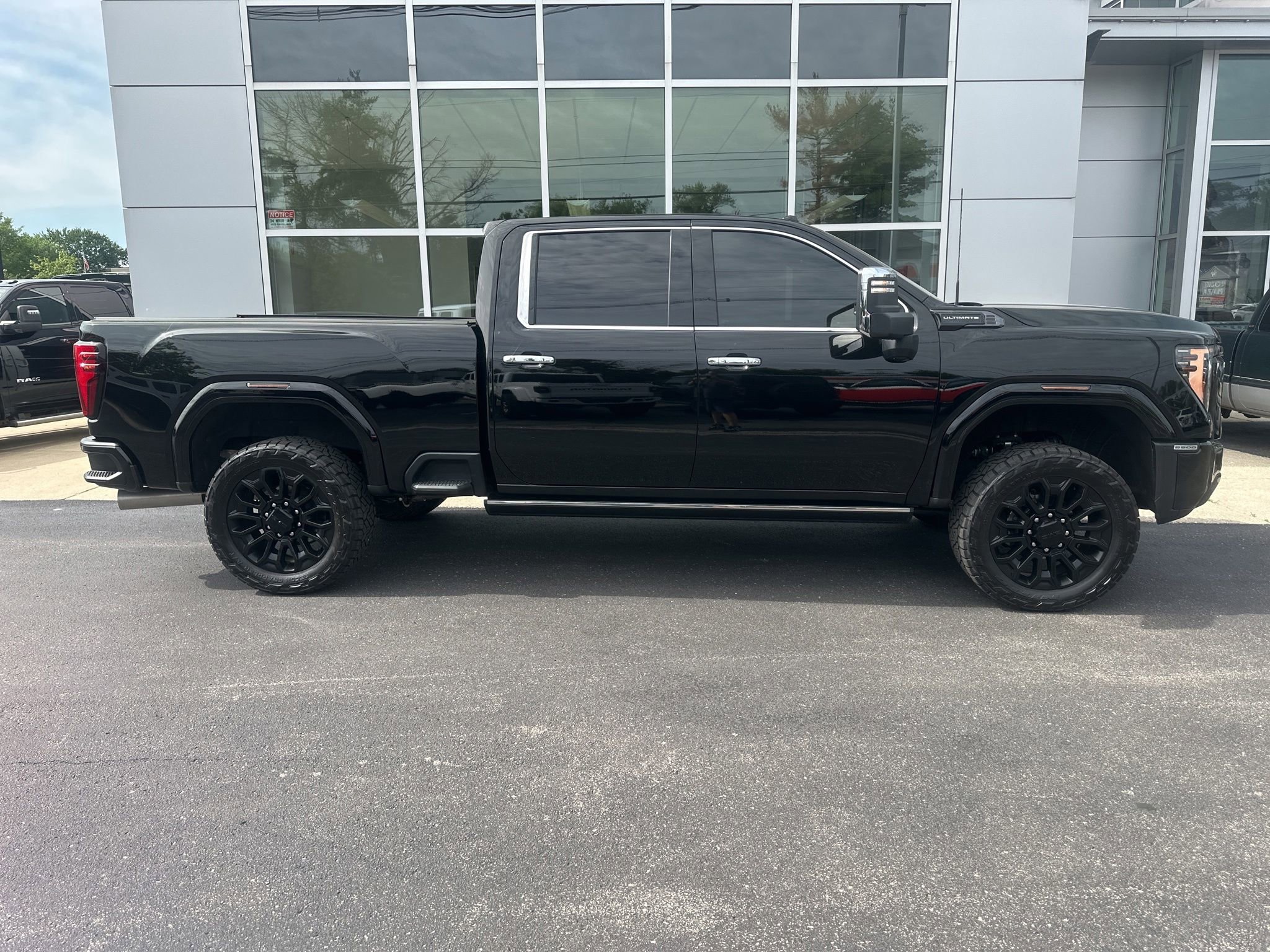 Used 2025 GMC Sierra 2500 Denali Ultimate AWD/4WD image 2