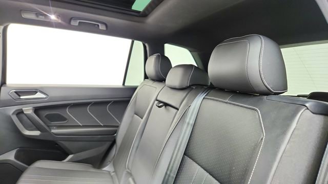 Used 2022 Volkswagen Tiguan SE R-Line image 33