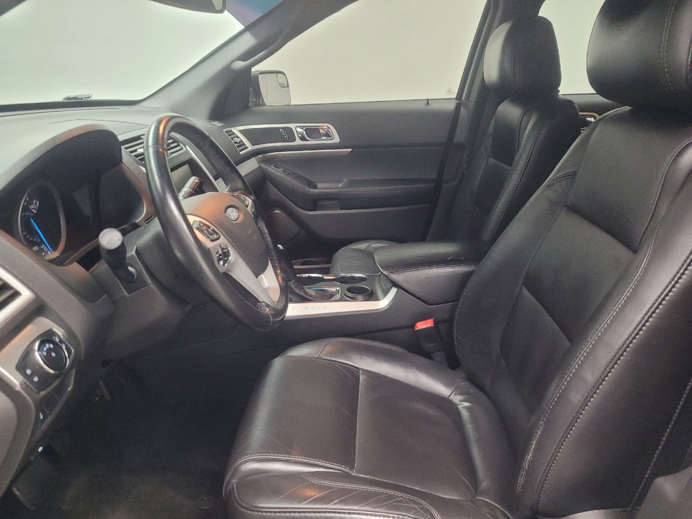 Used 2015 Ford Explorer XLT w/ Equipment Group 202B FWD image 17