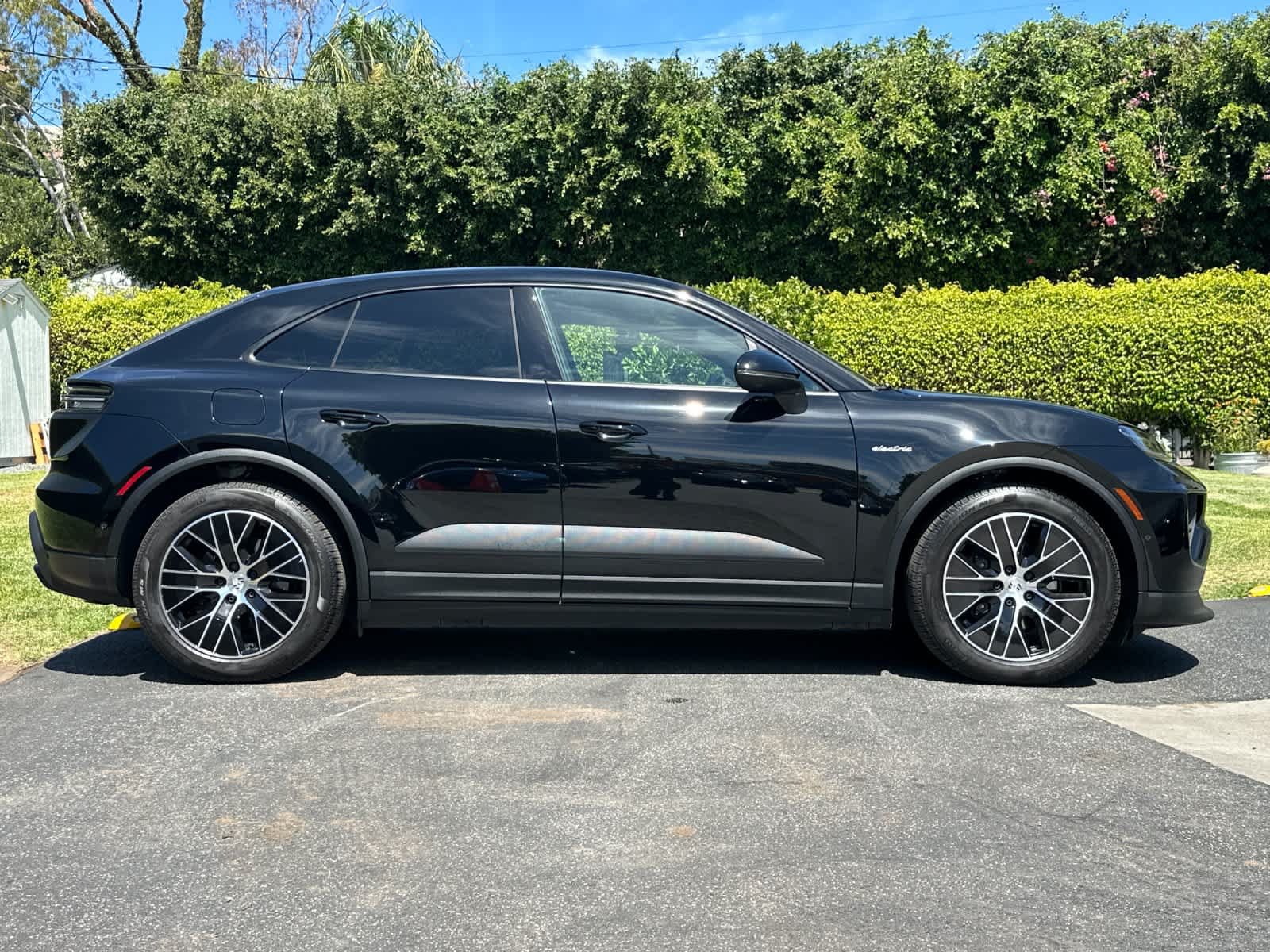 Certified 2025 Porsche Macan Electric RWD image 9
