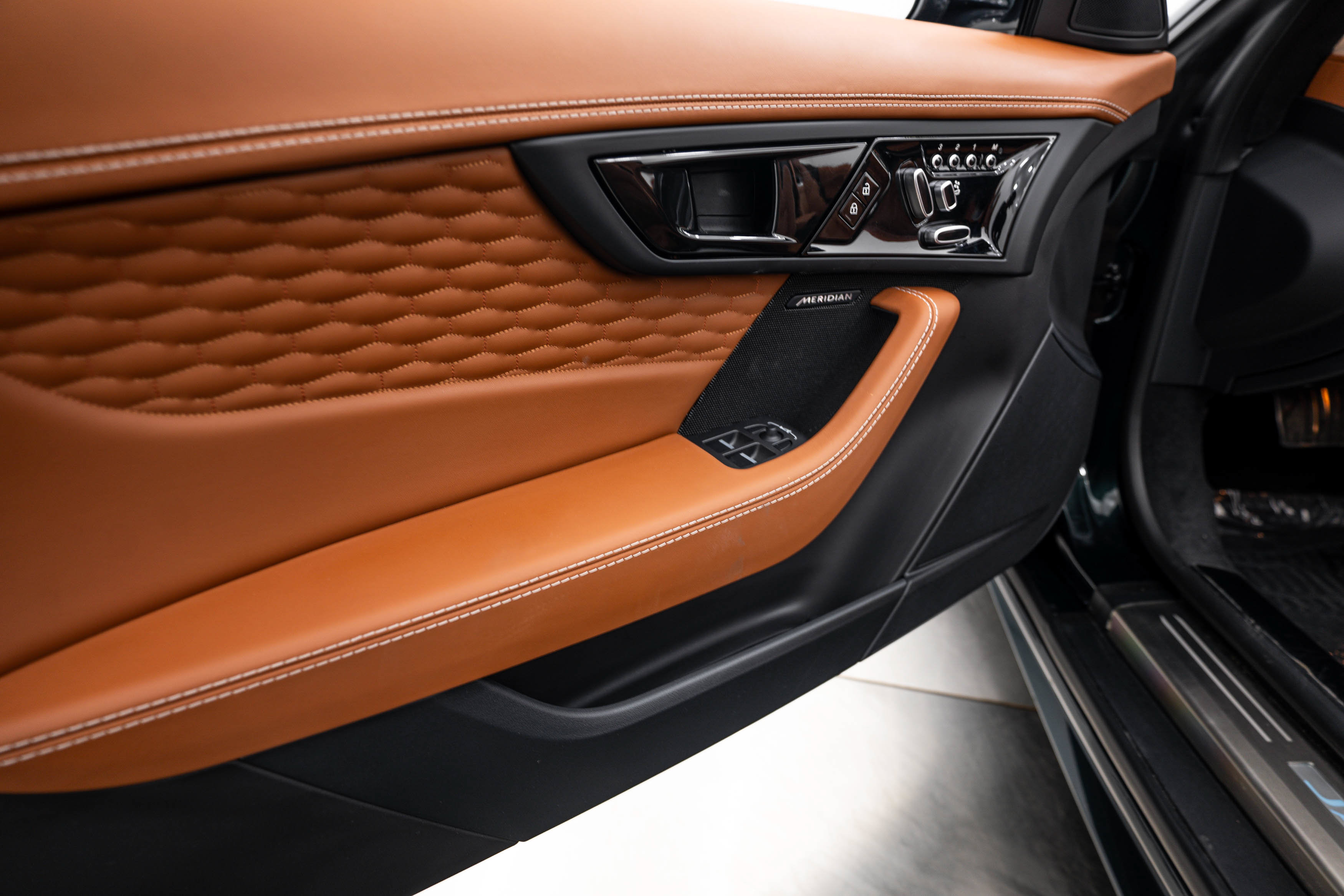 Used 2024 Jaguar F-TYPE Convertible AWD image 18