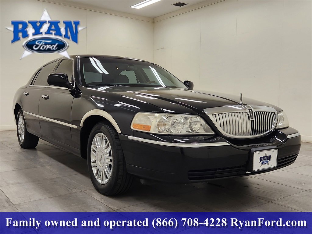Used 2008 Lincoln Town Car Signature Limited image 2