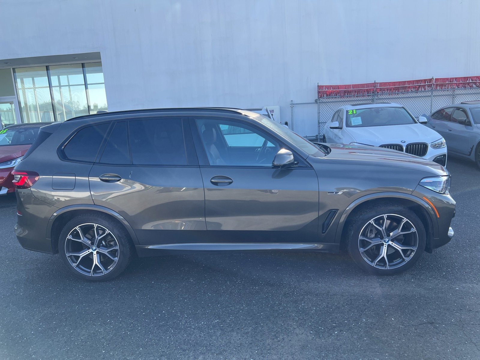 Used 2022 BMW X5 xDrive45e w/ M Sport Package image 3