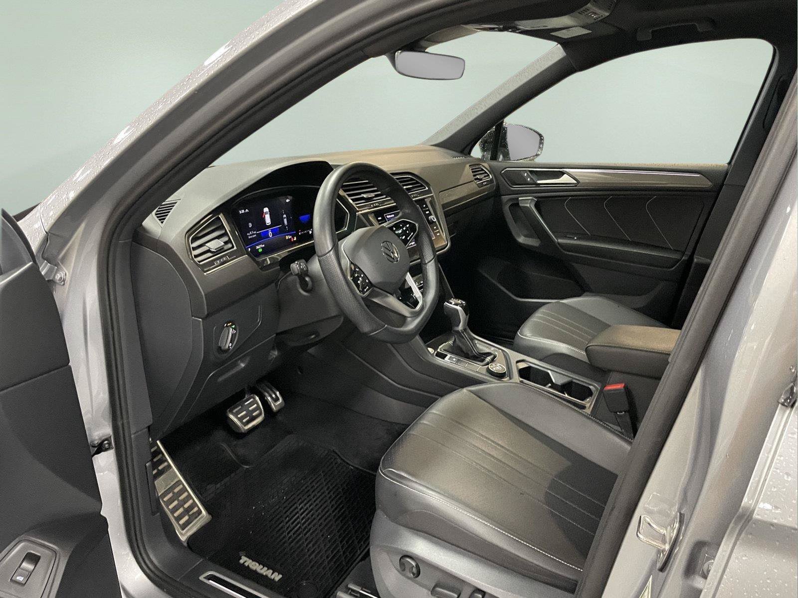 Used 2024 Volkswagen Tiguan SE R-Line AWD/4WD image 12