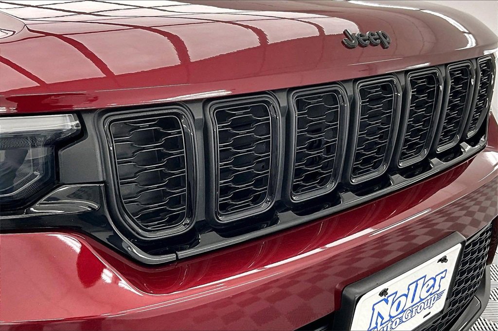 Used 2023 Jeep Grand Cherokee Limited w/ Black Appearance Package image 28
