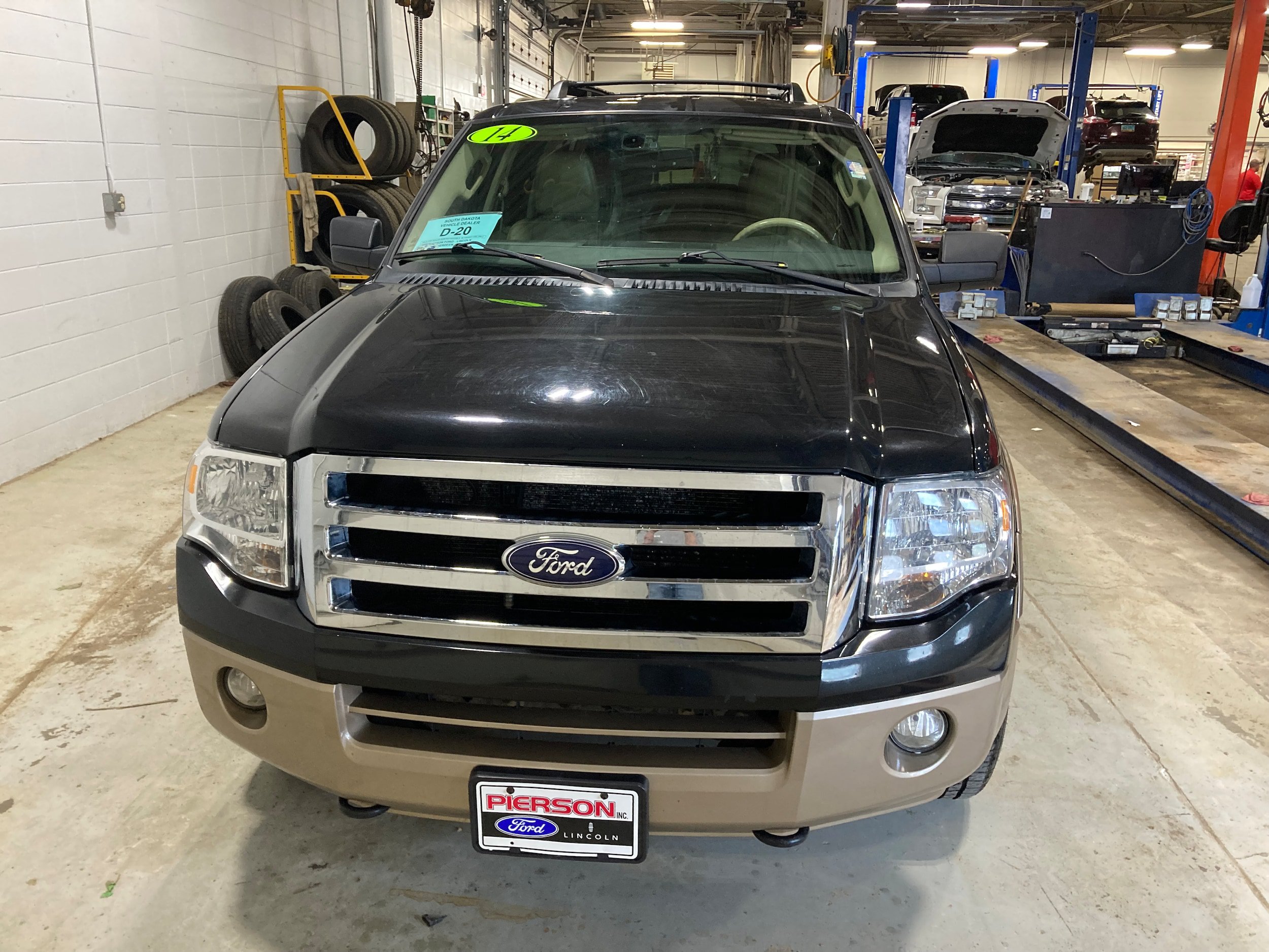 Used 2014 Ford Expedition EL XLT w/ Equipment Group 202A AWD/4WD image 2
