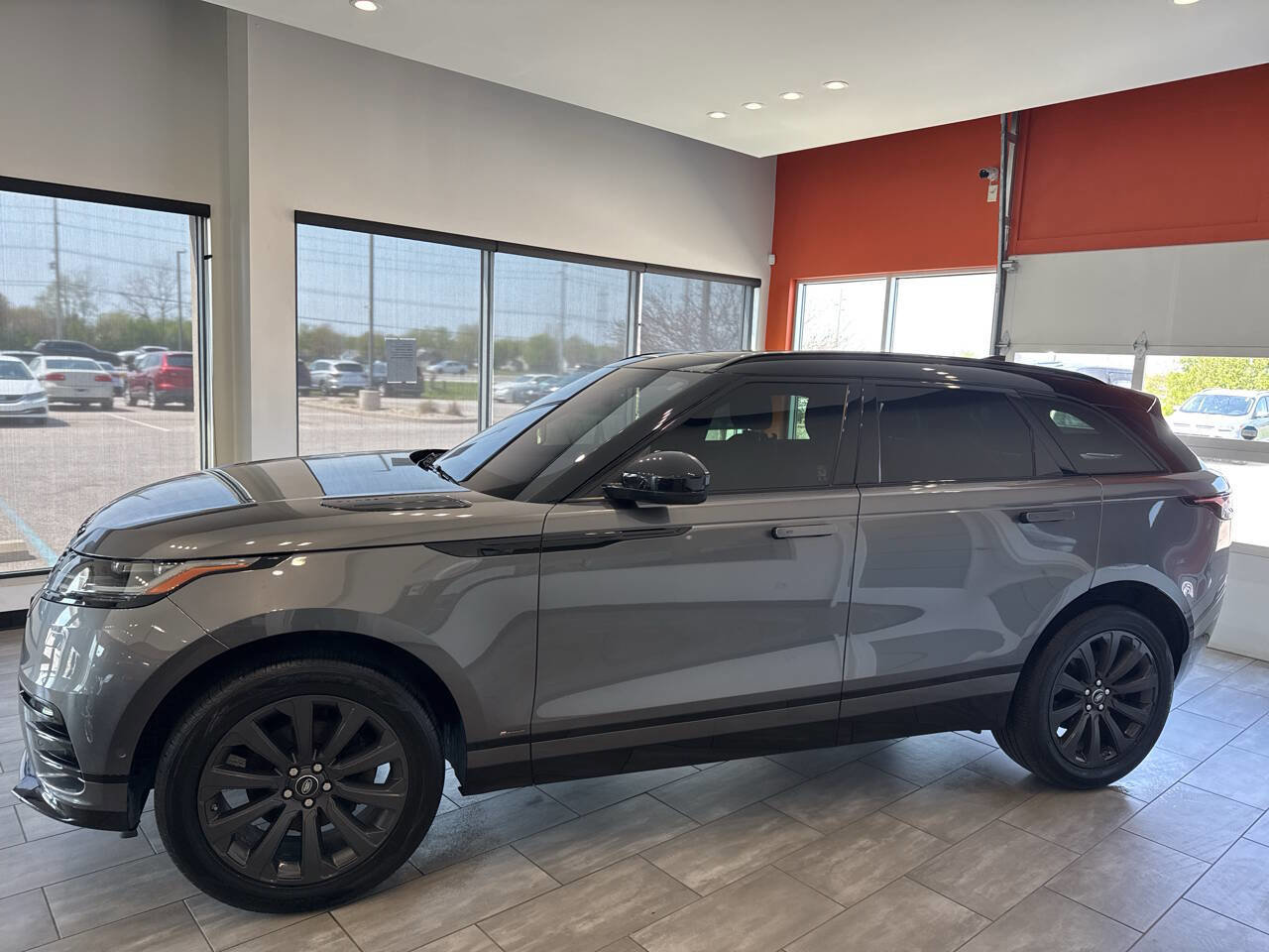Used 2019 Land Rover Range Rover Velar R-Dynamic SE image 12