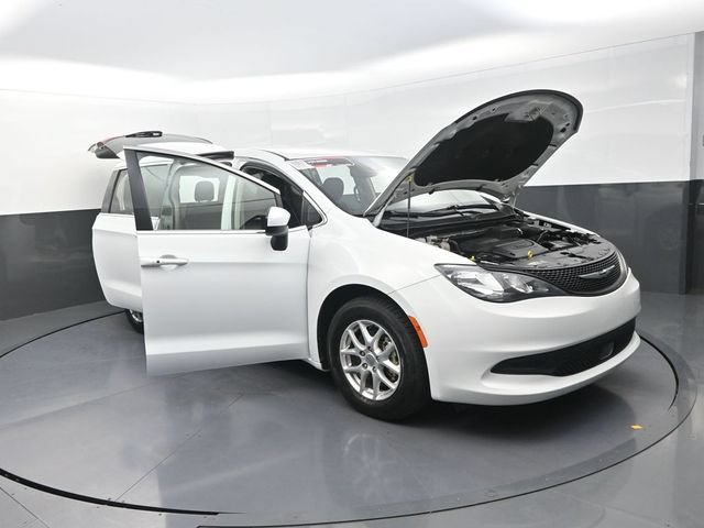 Used 2023 Chrysler Voyager LX FWD image 28