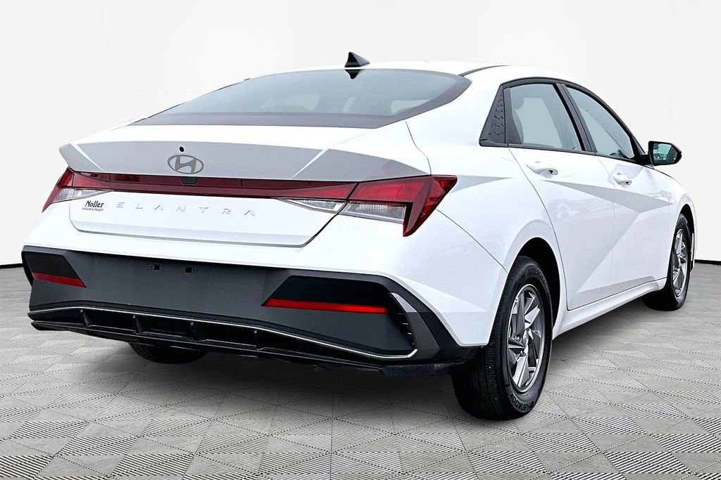 Used 2024 Hyundai Elantra SE image 2