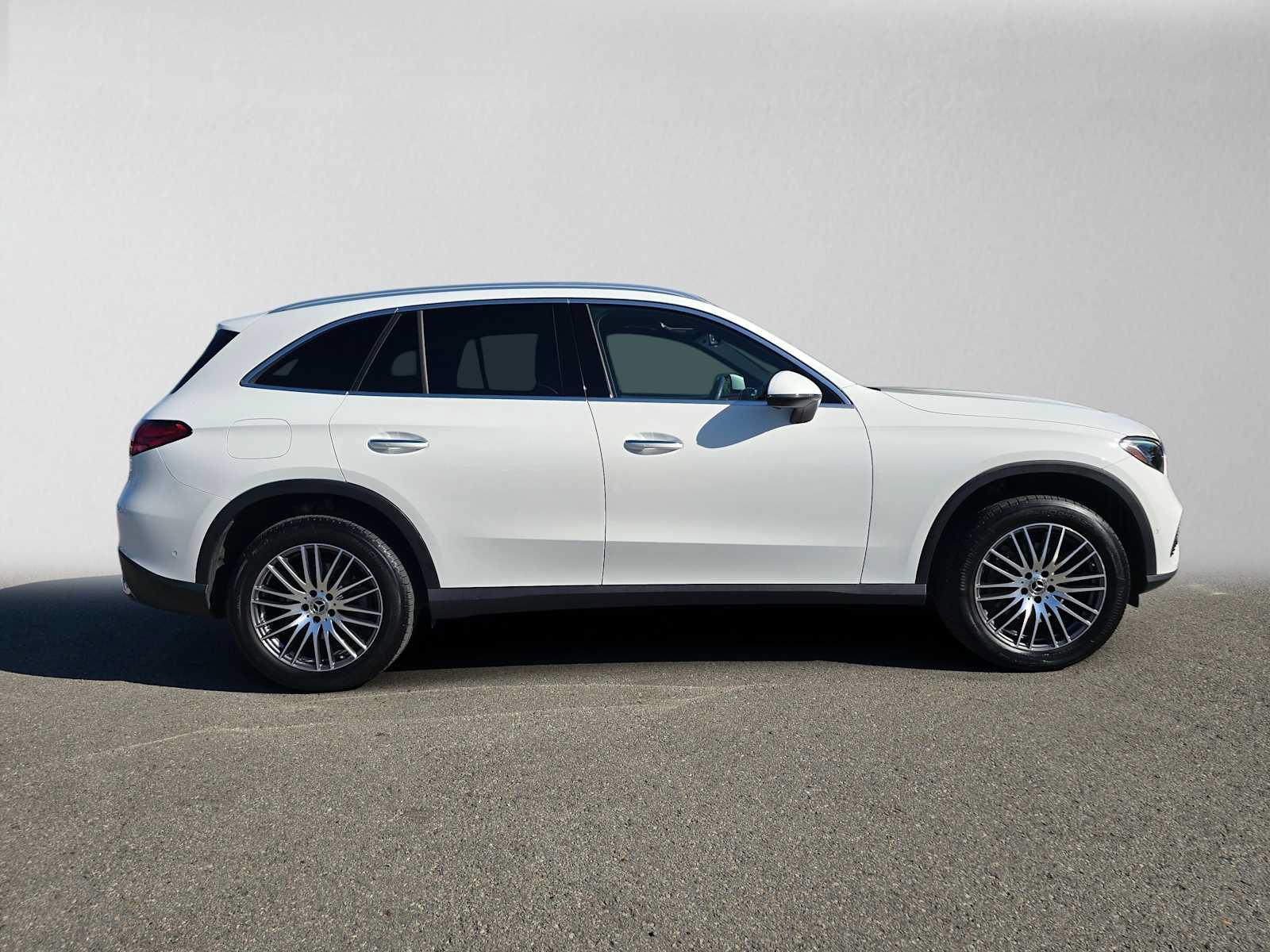Used 2023 Mercedes-Benz GLC 300 4MATIC image 2