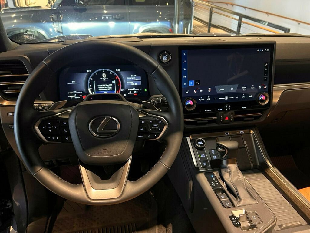 Used 2025 Lexus GX 550 PremiumPlus/TrafficAssist/Blac w/ Accessory Package (31) image 17