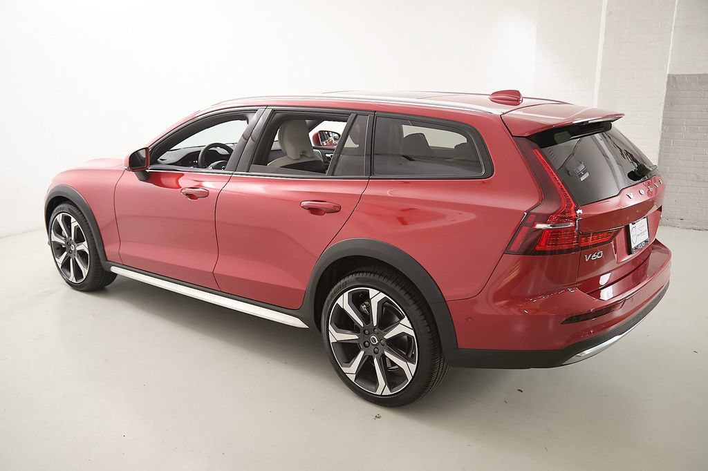Certified 2024 Volvo V60 B5 Cross Country Ultimate AWD/4WD image 8