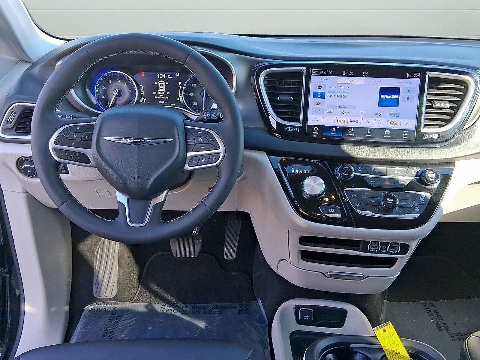 Used 2024 Chrysler Pacifica Touring-L image 14