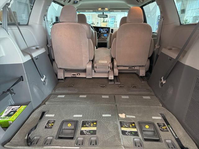 Used 2017 Toyota Sienna LE image 28