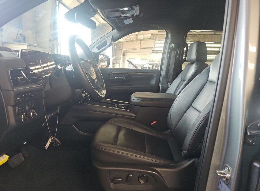 Used 2025 Chevrolet Suburban Z71 AWD/4WD image 2