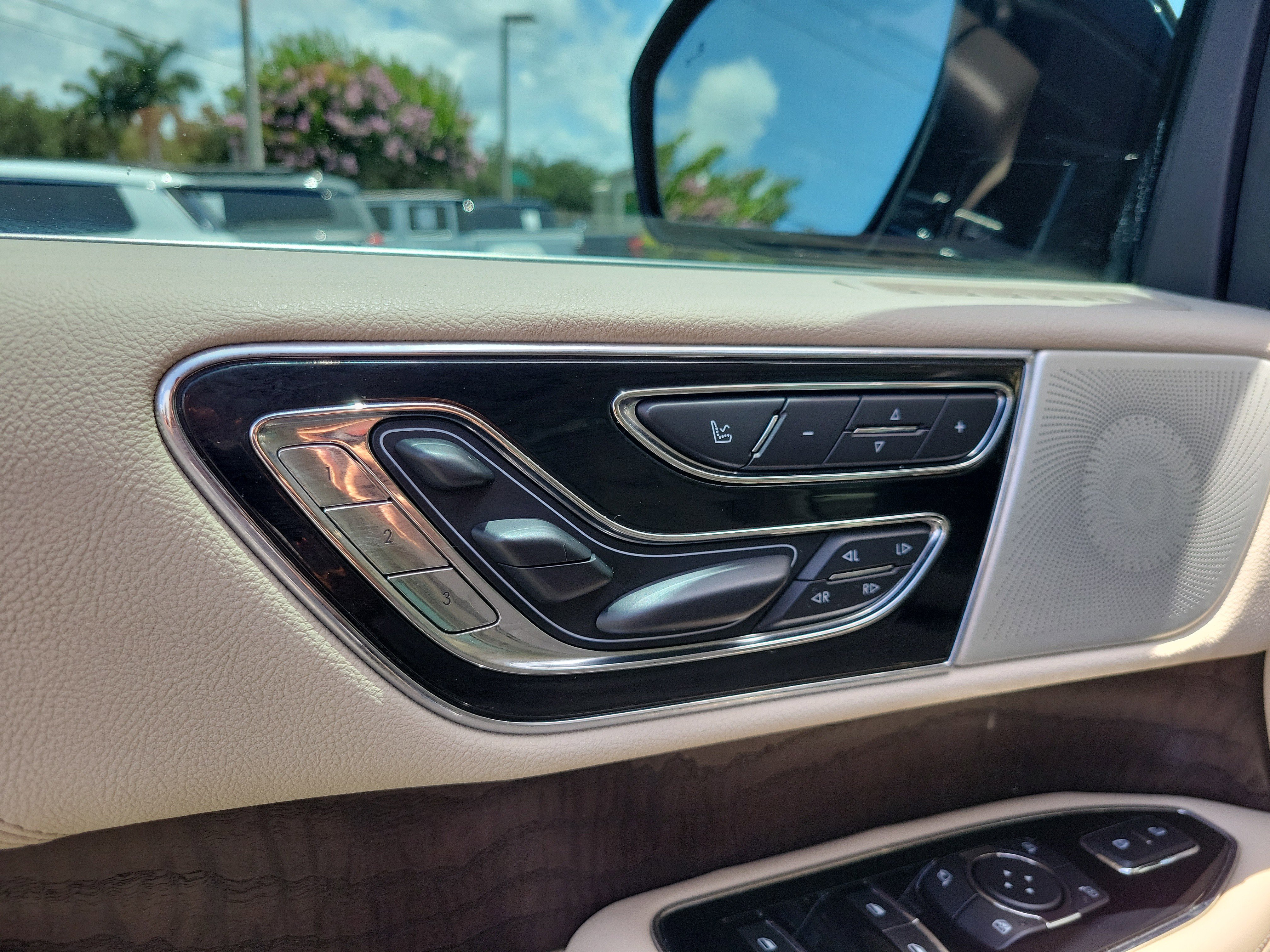 Used 2020 Lincoln Navigator Reserve w/ Luxury Package AWD/4WD image 19