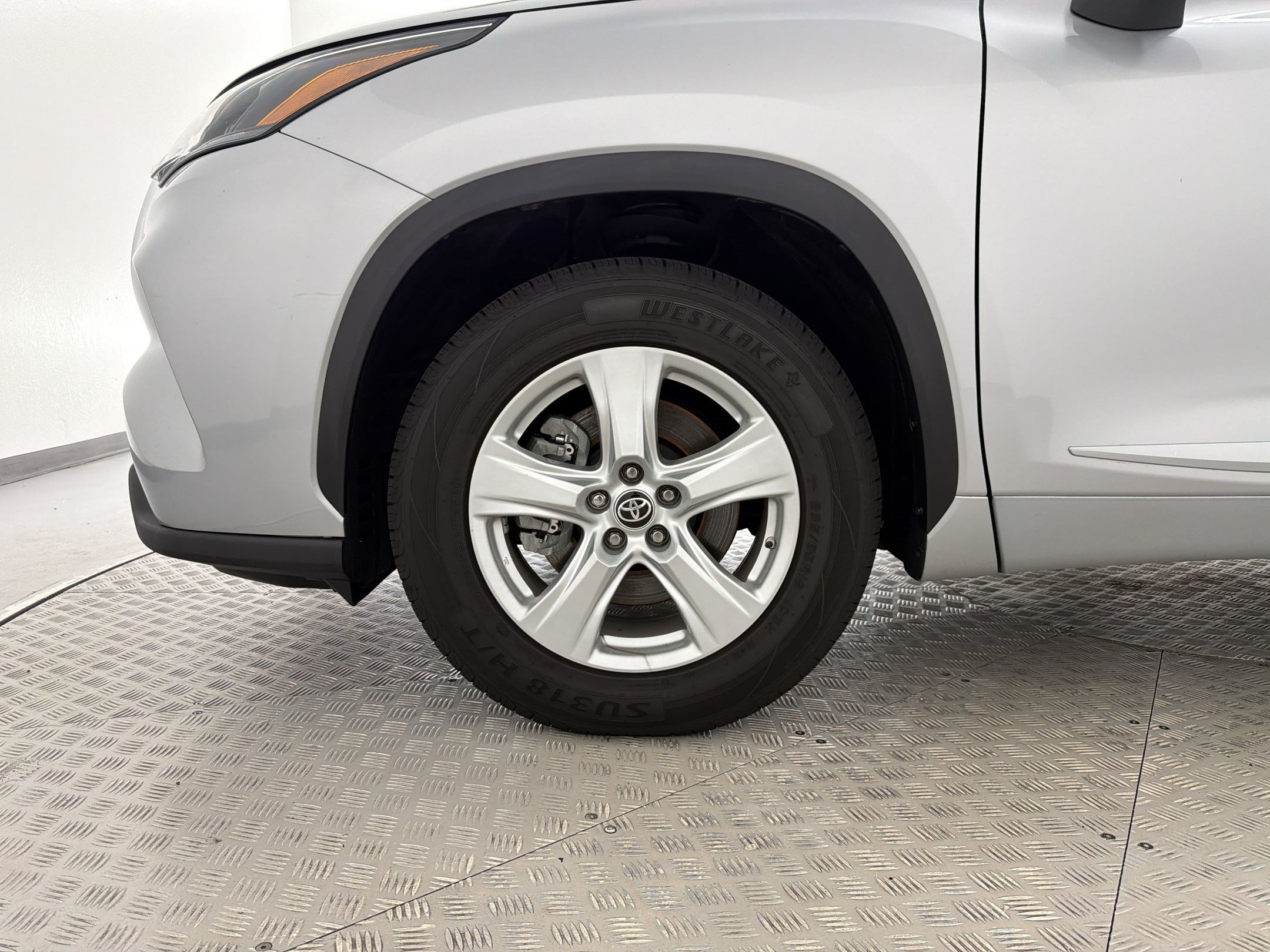 Used 2022 Toyota Highlander L FWD image 11