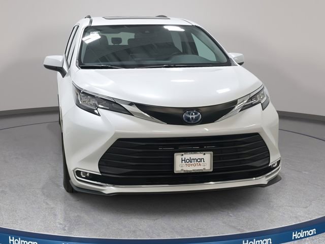 Certified 2023 Toyota Sienna XLE AWD/4WD image 2