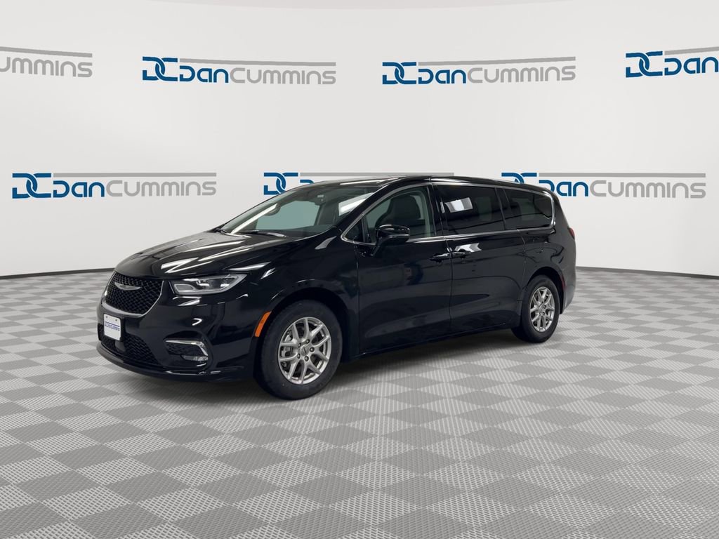 Used 2024 Chrysler Pacifica Touring-L image 4